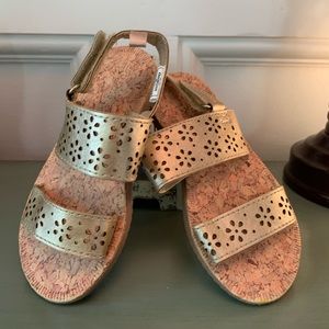 OSH KOSH -GIRLS GOLD SANDALS sz 9 EUC